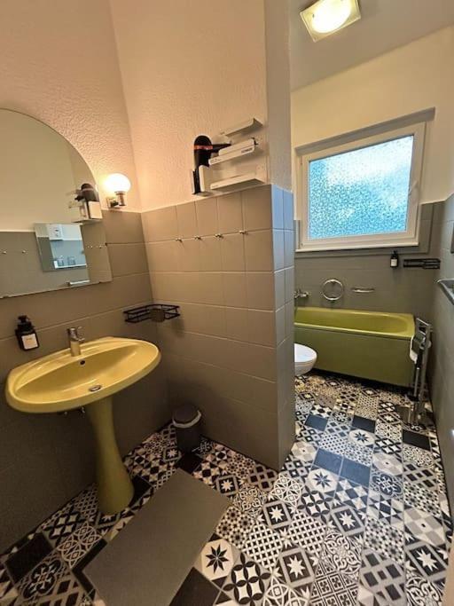 Duplex Apartment Ullstein- 4 Bedrooms, 2 Bathrooms, Living Room, 2 Parking Spaces, Boxspringbeds, Family & Business Apartment! Berlin Eksteriør billede