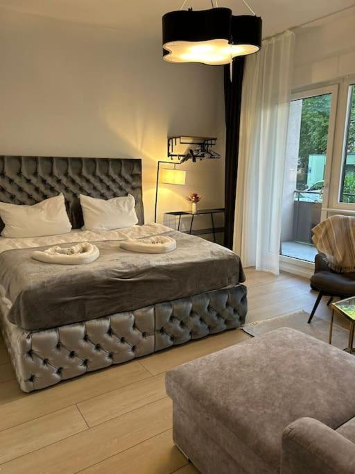 Duplex Apartment Ullstein- 4 Bedrooms, 2 Bathrooms, Living Room, 2 Parking Spaces, Boxspringbeds, Family & Business Apartment! Berlin Eksteriør billede